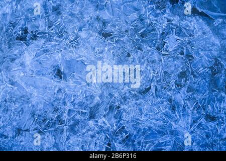 Bläulich eisiges Wasser auf dem Bach Stockfoto