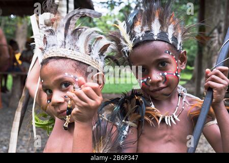 dh Kula Halskette Tribal Kostüm ALOTAU PAPUA NEUGUINEA PNG Einheimische Kinder in traditionellen Kopfkleid Kind gemalt Gesicht Menschen Malen indigene Jungen Stockfoto