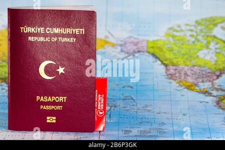 Türkischer Pass und Turkish Airlines Ticket auf der Weltkarte. Stockfoto