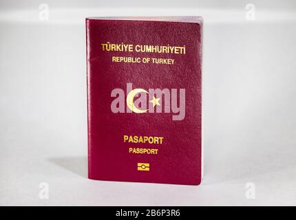 Türkischer Pass auf weißem Hintergrund. Stockfoto