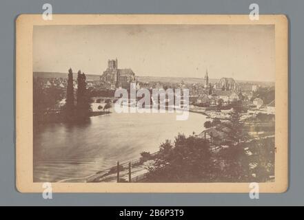 Gezicht op Auxerre met de kathedraal Gezicht op Auxerre met de kathedraal Objekt Typ : foto kabinetfoto Objektnummer: RP-F-F 19782 Inscriptions / Merken: Wankeliersmerk, verso, gedrokt: 'Ancienne Maison Colombier/ 4, Rue de Temple, 4/ Argonerre, AUXRETAILLE d'1893, AUXRETAILLE d'Auxtental (9'AILLE) Lecolle)' Hersteller : fotograaf: L. Maillet (vermeld op object)Plaats Herstellen: Auxerre dating: 1893 Material: Karton fotopapier Techniek: Albuminedruk Abmessungen: Secundaire drager: H 108 mm × b 164 mm Betreff: Stadtansicht im Allgemeinen; 'veduta'r Stockfoto