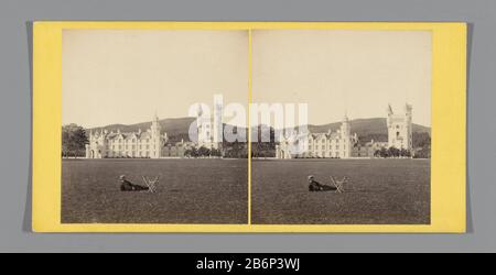 Gezicht op Balmoral Castle nabij Aberdeen Balmoral Castle-South Front (titel op object) Blick auf Balmoral Castle in der Nähe von AberdeenBalmoral Castle, South Front (title object) Eigenschaft Typ: Stereobilie Artikelnummer: RP-F04811 Aufschriften/Marken: Name, Verso, gedruckt: "No 131.'naam, verso, gedruckt: 'Registrierter GW Wilson, Fotograf, Aberdeen' Hersteller: Fotograf George Washington Wilson (Listed Property) Ort Herstellung: Aberdeenshire dating: CA. 1850 - ca. Technische Merkmale: Albumin Druckmaterialien: Pappe Papiertechnik: Albumin Druckformate: Sekundäres Medium: H 85mm × W. Stockfoto