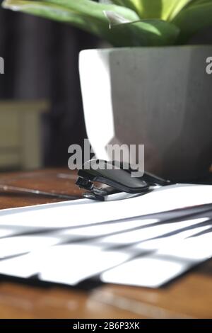 Buchstaben und Brille auf dem Tisch Stockfoto