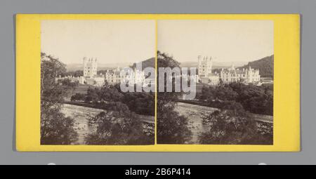 Gezicht op Balmoral Castle nabij Aberdeen Balmoral Castle, vom Fluss (titel op object) Blick auf Balmoral Castle in der Nähe von AberdeenBalmoral Castle vom Fluss (title object) Eigenschaft Typ: Stereobild Artikelnummer: RP-F04778 Aufschriften/Marken: Nummer, Verso, gedruckt: "Nr. 14.'naam, verso, gedruckt: 'Registrierter GW Wilson, Fotograf, Aberdeen' Hersteller: Fotograf George Washington Wilson (Listed Property) Ort Herstellung: Aberdeen dating: CA. 1850 - ca. Technische Merkmale: Albumin Druckmaterialien: Pappe Papiertechnik: Albumindruck Abmessungen: Sekundärträger: Stockfoto