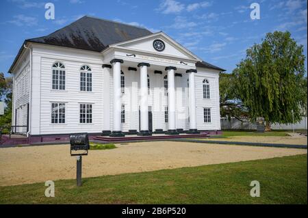 Neveh Shalom Synagoge in Paramaribo, Suriname, direkt neben einer Moschee Stockfoto