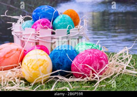 Ostereier auf Gras mit dekorativem Strohhalm Stockfoto