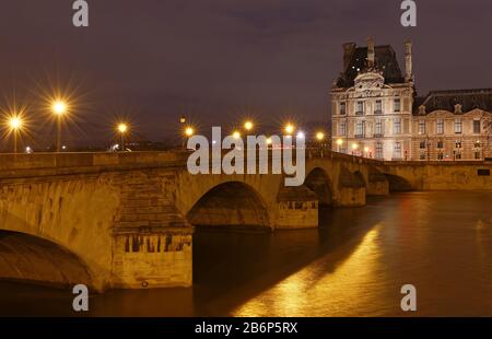 Die Pont du Carrousel ist eine Brücke in Paris, die zwischen dem Quai des Tuileries und dem Quai Voltaire die seine überspannt. Paris. Stockfoto