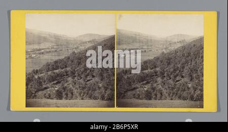 Gezicht op Glen Urquhart Looking up Glen Urquhart, von oben Drumnadrochit (titel op object) View of Glen UrquhartLooking up Glen Urquhart, von oben Drumnadrochit (title object) Property Type: Stereo-Bild Artikelnummer: RP-F04861 Inscriptions / Brands: Number, verso, Printed: 'No 747.' Hersteller: Fotograf George Washington Wilson (börsennotiertes Objekt) Herstellung: Glen Urquhart dating: CA. 1858 - ca. 1872 Physikalische Merkmale: Albumin Druckmaterialien: Pappe Papiertechnik: Albumin Druckabmessungen: Sekundäres Medium: H 85 mm × W 170 mm Betreff: Dale, Tal wo Glen Urquhar Stockfoto