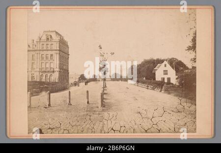 Gezicht op Hoogesluis vanaf Sarphatiestraat te Amsterdam View High Sluis from Sarphatiestraat Amsterdam Immobilientyp: Foto Cabinet Foto Artikelnummer: RP-F19211 Aufschriften / Marken: Inschrift-Verso, handschriftlich: 'Sarphatistraat links Amstel Hotel, in der Mitte / hoch Sluis / Foto nach dem Jahr (Mühle Lion abgedruckt): 'Abgebrochene Marke [...] 'Device for Photographic./ of / PHJ Reinet DE LA RUE, / Music, Book, Photographic, Paper Trade enz./ Utrechtschestraat 35. Amsterdam/Photograf Machen Gebäude, Gruppen, Porträts usw. (für jedes Zuhause), sowohl innen als auch außerhalb von Amsterdam. Mak Stockfoto