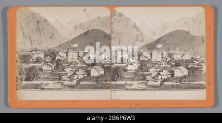 Gezicht op Interlaken, met op de achtergrond de Jungfrau Interlaken et la Jungfrau (titel op object) Blick auf Interlaken, im Hintergrund die Jungfrau Interlaken et la Jungfrau (title object) Eigenschaft Typ: Stereobild Artikelnummer: RP-F07960 Aufschriften / Marken: Beschriftung, Rekto, gedruckt: "Suisse et Savoie, gedruckt an:" 'Nr. 198.'annotie, verso, gedruckt: 'Paris 1870 1872 Lyon Vienne 1873 Philadelphia 1878 Paris 1878 Paris 1879 Maison des Trois Rois - F. Charnaux Geneva', eine Darstellung von drei Männern in Uniform, die sich gegenseitig die Hand schütteln, und nach oben zwölf Medallio Stockfoto