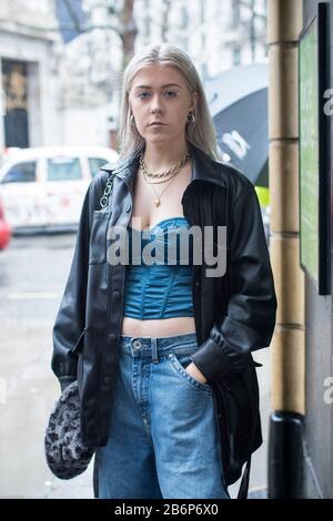 London, Großbritannien - febryary 15 2020: Modische Menschen auf der Straße . Straßenstil Stockfoto