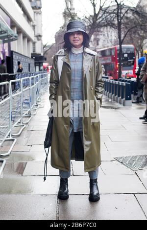 London, Großbritannien - febryary 15 2020: Modische Menschen auf der Straße . Straßenstil Stockfoto