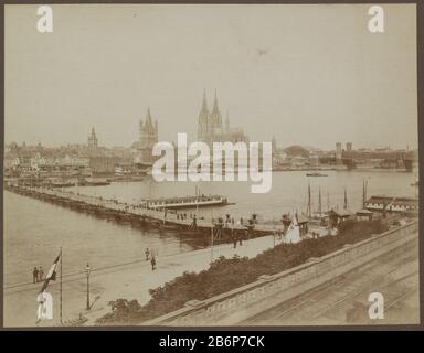 Gezicht op Keulen traf Pier, boten, Kathedraal en Bruggen über de Rijn Teil des Reisealbums mit Bildern von Deutschland, der Schweiz, dem Suez-Kanal und Dutch-Indië. Hersteller : Fotograf: Johann Heinrich schön Scheidt (Listed Property) Ort Herstellung: Köln dating: CA. 1880 - ca. 1900 Physikalische Merkmale: Albumindruckmaterial: Papierfotopapiertechnik: Albumindrucke Abmessungen: Foto : h 230 mm × W 298 mm Betreff: Fluss (+ Landschaft mit Figuren, Mitarbeiter) Kirche (außen) Aussicht auf Stadt, Stadtpanorama, Silhouette oder Citypontoon-Brücke wo: Kölner Rhein Stockfoto