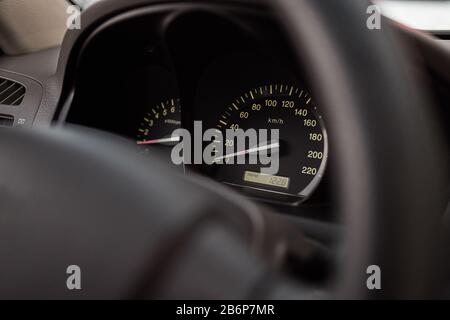 Nahaufnahme Bild von einem Tachometer im Auto Stockfoto