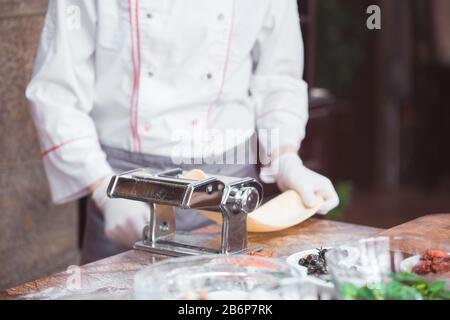 Der Küchenchef kocht Spaghetti in einem erstklassigen Restaurant Stockfoto