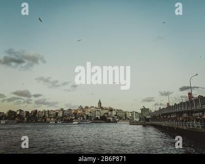 Reisen Sie in die Türkei. Schöner Blick auf die Bosporus Straße bei Sonnenuntergang. Panormama mit Blick auf die Galata-Brücke und den Galata-Turm und viele Schluchten. Postkarte Stockfoto