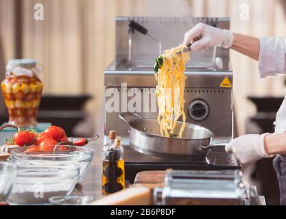 Der Küchenchef kocht Spaghetti in einem erstklassigen Restaurant Stockfoto