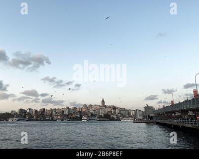 Reisen Sie in die Türkei. Schöner Blick auf die Bosporus Straße bei Sonnenuntergang. Panormama mit Blick auf die Galata-Brücke und den Galata-Turm und viele Schluchten. Postkarte Stockfoto