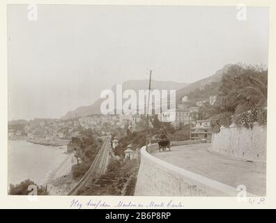 Gezicht op Monte Carlo vanaf de weg tussen Monte Carlo en Menton Weg tusschen Menton en Monte Carlo (titel op object) Blick auf Monte Carlo von der Straße zwischen Monte Carlo und Menton. Auf dem Weg ein Schlitten und parallel zur Straße ein Spoorlijn. Hersteller : Fotograf: Henry Peacock Wer: Ldrecht (möglich) Herstellung: Frankreich Datum: CA. Von ca. Technische Merkmale: Albumindrucke auf Fotopapier auf Karton Albuminmaterial: Papierkartontechnik: Albumdruck Abmessungen: Foto: H 164 mm × W 222 mmblad: H 322 mm × W 498 mmOnderwerp Stockfoto