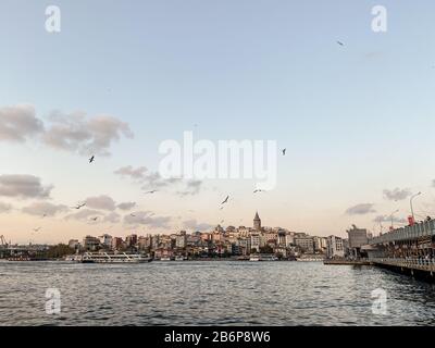 Reisen Sie in die Türkei. Schöner Blick auf die Bosporus Straße bei Sonnenuntergang. Panormama mit Blick auf die Galata-Brücke und den Galata-Turm und viele Schluchten. Postkarte Stockfoto