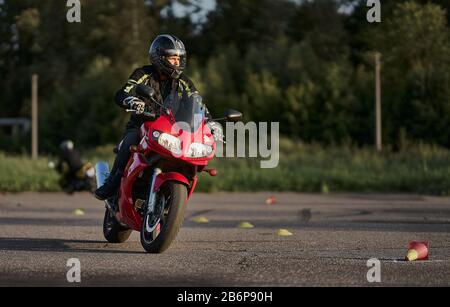 Schulung mit verbesserten Fahrtechniken Motorradbesitzer in Der Easy Rider Motorcycles School. Stockfoto