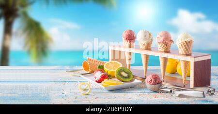 Obsteissorten und Obst auf dem Tisch, am Meer Stockfoto