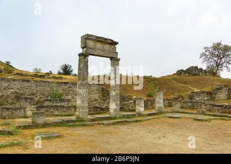 Antiker Bogen mit gehauenem Steinportikus - die Ruinen der antiken griechischen Stadt Panticapaeum auf dem Berg Mithridates an einem trüben Herbsttag. Kertsch, Krim, Stockfoto