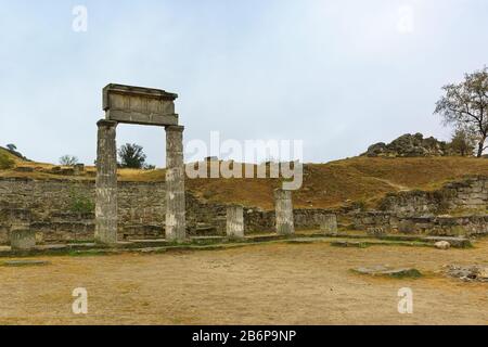 Uralter Bogen mit gehauenem Steinportikus - die Ruinen der antiken griechischen Stadt Panticapäum auf dem Berg Mithridates in Kertsch an einem trüben Herbsttag. Kriminalität Stockfoto