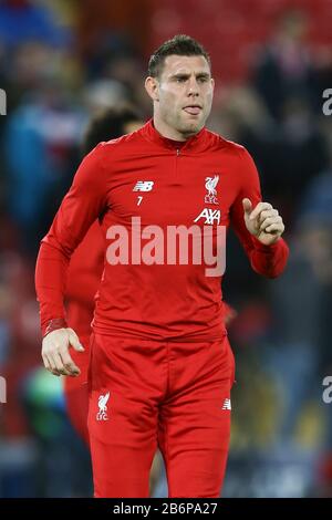 Liverpool, Großbritannien. März 2020. James Milner aus Liverpool während der Aufwärmphase. UEFA Champions League, Runde 16, Spiel der 2. Etappe, Liverpool gegen Atletico Madrid im Anfield Stadium in Liverpool am Mittwoch, 11. März 2020. Dieses Bild darf nur für redaktionelle Zwecke verwendet werden. Nur redaktionelle Nutzung, Lizenz für kommerzielle Nutzung erforderlich. Keine Verwendung bei Wetten, Spielen oder einer einzelnen Club-/Liga-/Spielerpublikationen. PIC von Chris Stading/Andrew Orchard Sportfotografie/Alamy Live News Credit: Andrew Orchard Sportfotografie/Alamy Live News Stockfoto