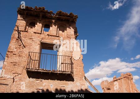 GOST-Stadt Belchite, Dorf während des spanischen Bürgerkrieges zerstört. Haus, das 1937 durch Bombenangriffe zerstört wurde. Stockfoto