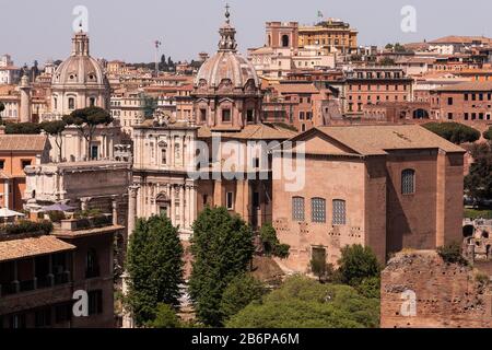 Curia Julia, das alte Senat Gebäude aus 44B.C. (Ganz rechts) auf dem Forum Romanum, Rom, einst das Nervenzentrum des Römischen Reiches. Später eine Kirche. Stockfoto