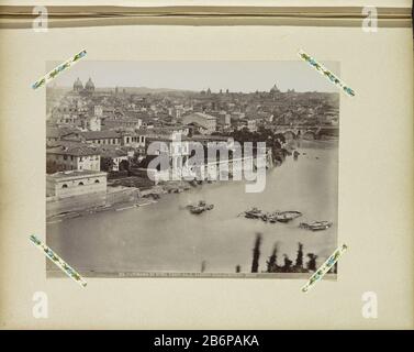 Gezicht op Rome vanaf Basiliek van Sint-Bonifatius en Alexius op de Aventijn Panorama di Roma presso da S Alessio sull'Aventino Roma (titel op object) Teil des Albums mit dem Aufnahmen untersucht werden sollen: Zustände in italienischen Städten und Kunstwerken. Hersteller : Fotograf: Anonymer Ort Herstellung: Rom Datum: CA. 1860 - ca. 1900 Physikalische Merkmale: Albumindruckmaterial: Papiertechnik: Albumin Druckabmessungen: Foto: H 187 mm × W 252 mm Betreff: Aussicht auf Stadt, Stadtpanorama, Silhouette der Stadtbrücke in der Stadt über Fluss, Kanal usw., wo Rom Tiber Stockfoto