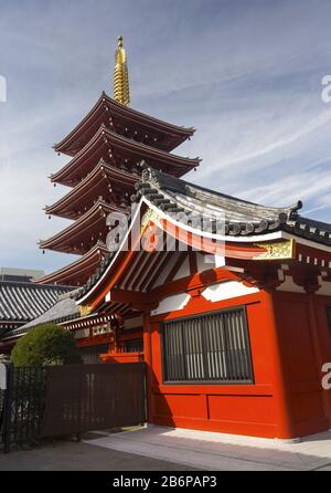 Der fünfstöckige Sensoji- oder Senso-ji-Pagodenschrein Vertikales Porträt, ein alter buddhistischer Tempel, neben dem Asakusa-Schrein in Tokio, Japan Stockfoto