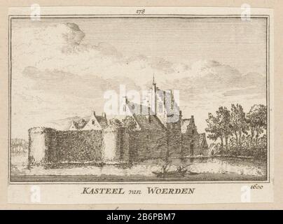 Gezicht op Slot Woerden, 1600 Kasteel van Woerden 1600 (titel op object) Blick auf die Vorder- und rechte Seite von Schloss Woerden, auch bekannt als Schloss von Woerden, die Situation um 1600. Der Graben zwei Fischer in einem Roeiboot. Hersteller: Druckmaschine: Abraham Rademacher Ort Herstellung: Amsterdam Datum: 1725 - 1803 Material: Papiertechnik: Ätzung / Engras (Druckverfahren) Maße: Blatt: H 78 mm (abgeschnitten an der inneren Plattenkante) × W 106 mm (abgeschnittene Innenkante) Anmerkungen Drucken auch in: Rademacher, Abraham. Kabinett Dutch Outheden und Gesichter: Konstant in 300 Banken enthalten (...). 2 Par Stockfoto