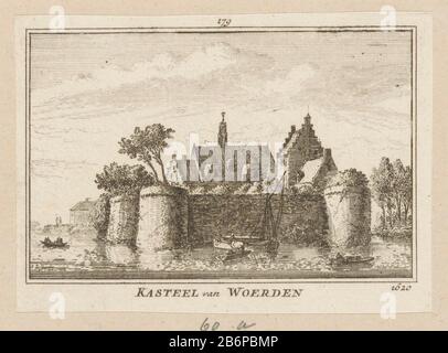 Gezicht op Slot Woerden, 1620 Kasteel van Woerden 1620 (titel op object) Blick auf die Seite von Slot Woerden, auch Schloss Woerden genannt, in der Situation um 1620. Auf dem Graben drei Ruderboote und ein Zeilboot. Hersteller : Druckmaschine, Abraham Rademaker Ort Herstellung: Amsterdam Datum: 1725 - 1803 Material: Papiertechnik: Ätzung / Engras (Druckverfahren) Maße: Blatt: H 80 mm (an der inneren Plattenkante abgeschnitten) × W 110 mm (abgeschnittene Innenkante) Anmerkungen Drucken auch in: Rademaker, Abraham. Kabinett Dutch Outheden und Gesichter: Konstant in 300 Banken enthalten (...). 2 Teile. Amst Stockfoto