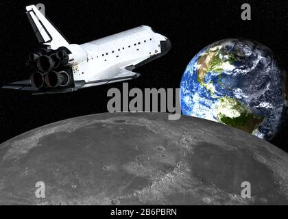 Space-Shuttle in der Nähe des Mondes mit Erde im Hintergrund. Science-Fiction-Hintergrundbild. Elemente dieses Bildes wurden von der NASA durchgesickt. Stockfoto
