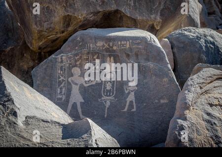 Die Hungerwelse Stela ist eine in ägyptischen Hieroglyphen geschriebene Aufschrift, die sich auf der Insel Sehel im Nil bei Assuan, Ägypten befindet. Stockfoto