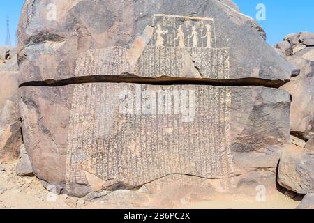 Die Hungerwelse Stela ist eine in ägyptischen Hieroglyphen geschriebene Aufschrift, die sich auf der Insel Sehel im Nil bei Assuan, Ägypten befindet. Stockfoto