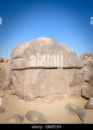 Die Hungerwelse Stela ist eine in ägyptischen Hieroglyphen geschriebene Aufschrift, die sich auf der Insel Sehel im Nil bei Assuan, Ägypten befindet. Stockfoto