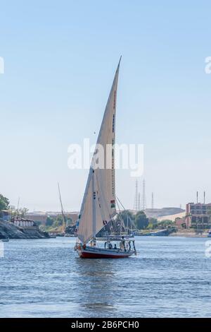 Segelboote über den Nil in Assuan, Ägypten Stockfoto