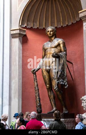 Herkules, der griechische Herakles, einer der berühmtesten legendären Helden aus dem griechischen Rom, trägt Das Goldene Vlies im Vatikanischen Museum, Rom, Italien Stockfoto