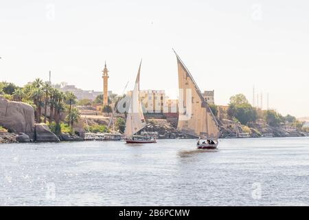 Segelboote über den Nil in Assuan, Ägypten Stockfoto