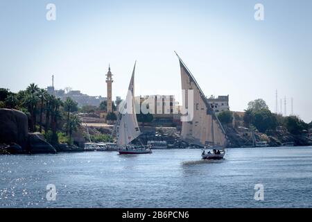 Segelboote über den Nil in Assuan, Ägypten Stockfoto