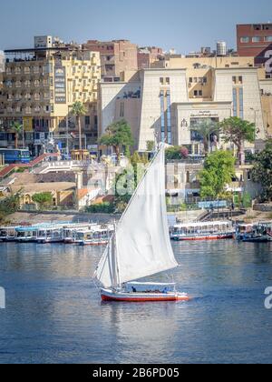 Segelboote über den Nil in Assuan, Ägypten Stockfoto