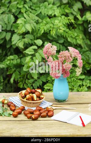 Korbkorb mit Ziziphus echten Früchten, Kopfsteinpflaster, Unabi, Capiente, Marmalade, Capiinit, Jojoba, chinesisches Datum und Vase mit markantem Steinmetzen (la Stockfoto