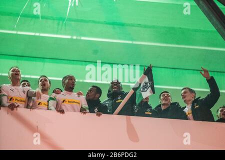 Mönchengladbach, Deutschland. März 2020. Marcus Thuram aus Mönchengladbach und Team feiern den Sieg mit Fans außerhalb des Stadions beim Bundesligaspiel Borussia Mönchengladbach gegen den 1.FC Köln in der Saison 2019/2020 (Geisterspiel, Geisterspiel, Coronavirus) DFL-Regelungen verbieten jede Verwendung von Fotos als Bildsequenzen und/oder Quasi-Video. Credit: Mika Volkmann/Alamy Live News Stockfoto