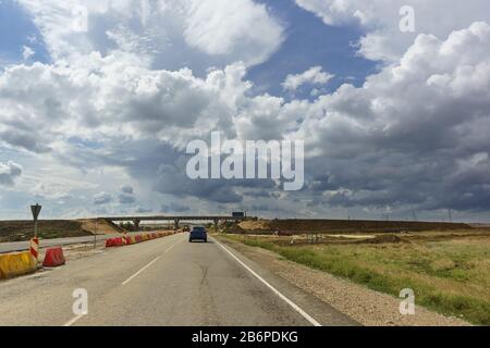 Bewölkt Himmel über der Straße im Bau Tavrida auf der Krim. Zweistufenentkopplung Stockfoto