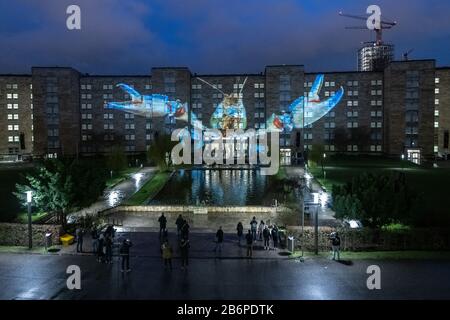 Frankfurt, Deutschland. März 2020. "Vor Dem Erlöschen" heißt die Lichtinstallation an der Fassade der Goethe-Universität, bei der die Rückseite des Gebäudes mit unterschiedlichen Szenarien beleuchtet wird. Bis zum 15. März sind zahlreiche Lichtanlagen in Frankfurt und in Offenbach-Stadt zu sehen. Credit: Dpa Picture Alliance / Alamy Live News Stockfoto