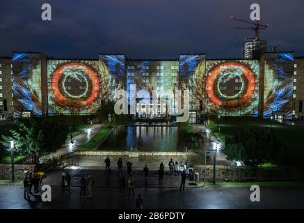 Frankfurt, Deutschland. März 2020. "Vor Dem Erlöschen" heißt die Lichtinstallation an der Fassade der Goethe-Universität, bei der die Rückseite des Gebäudes mit unterschiedlichen Szenarien beleuchtet wird. Bis zum 15. März sind zahlreiche Lichtanlagen in Frankfurt und in Offenbach-Stadt zu sehen. Credit: Dpa Picture Alliance / Alamy Live News Stockfoto