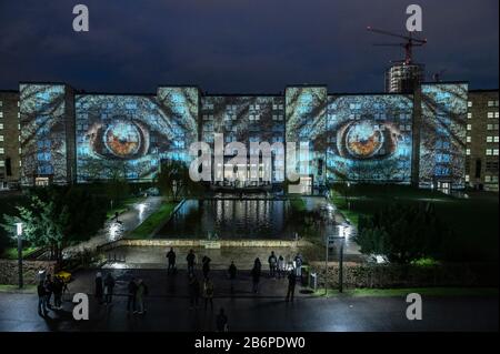 Frankfurt, Deutschland. März 2020. "Vor Dem Erlöschen" heißt die Lichtinstallation an der Fassade der Goethe-Universität, bei der die Rückseite des Gebäudes mit unterschiedlichen Szenarien beleuchtet wird. Bis zum 15. März sind zahlreiche Lichtanlagen in Frankfurt und in Offenbach-Stadt zu sehen. Credit: Dpa Picture Alliance / Alamy Live News Stockfoto